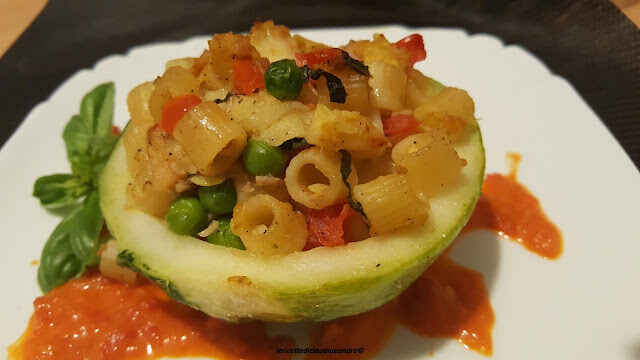 Zucchine tonde ripiene con ditalini, tonno e pisellini