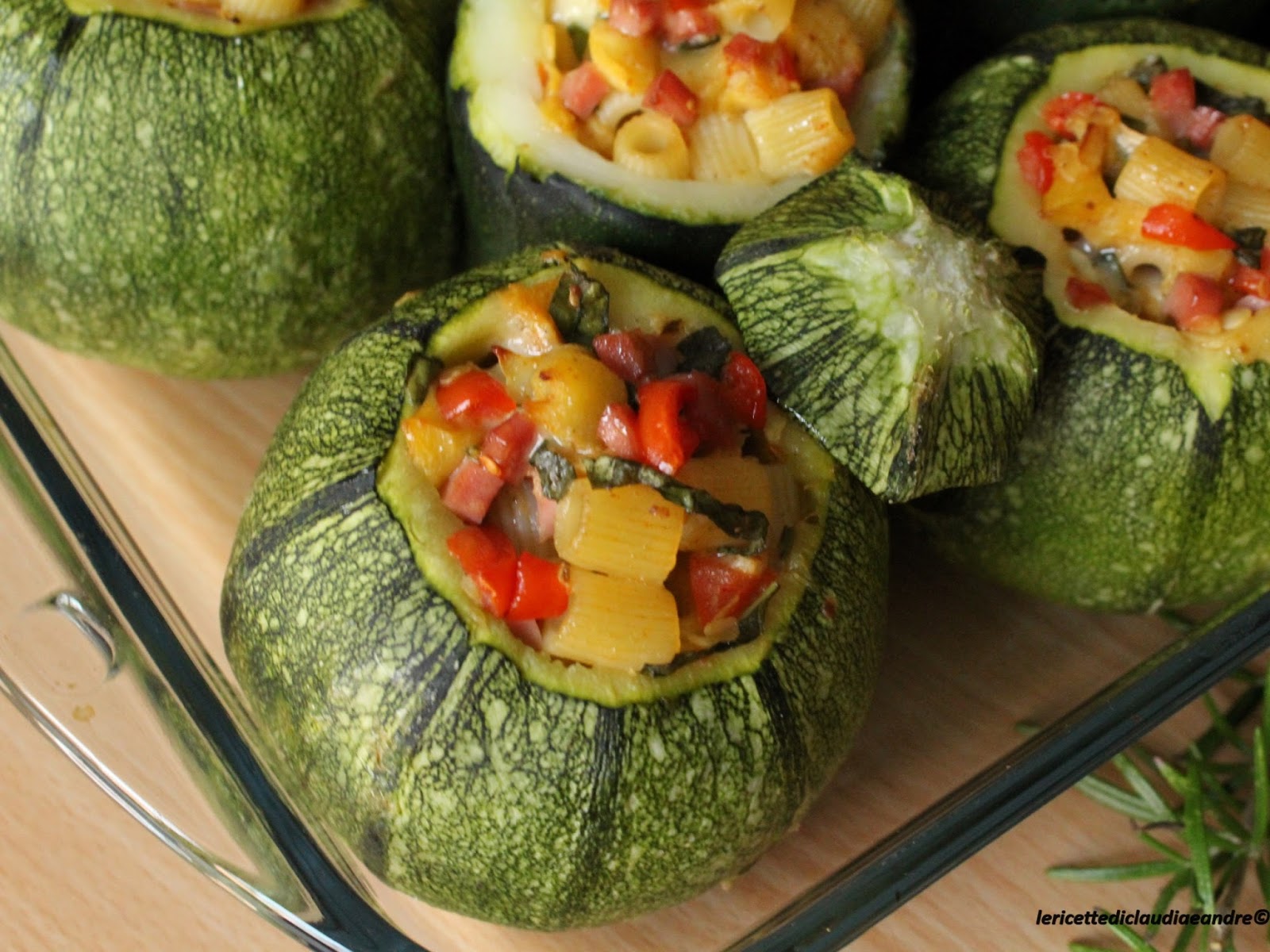 Zucchine tonde ripiene con pasta, wurstel, fontal e pomodorini