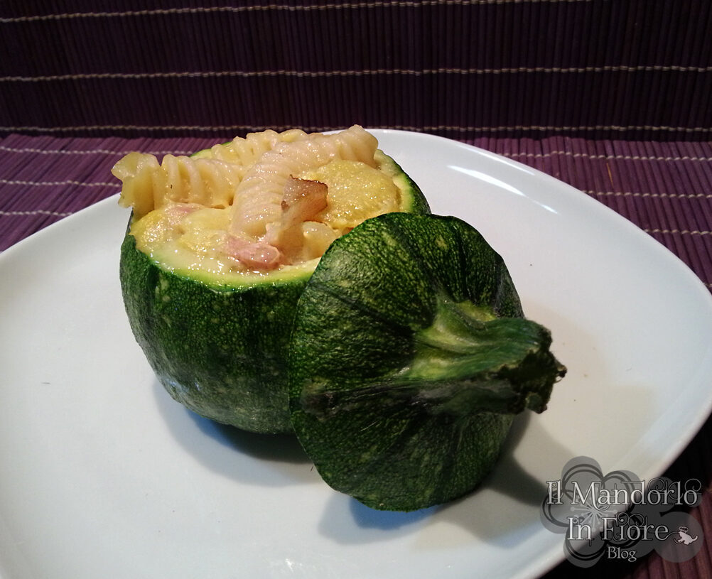 Zucchine tonde ripiene di tortiglioni zucchine e speck