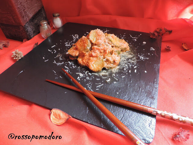 Zucchine trifolate al pomodoro con uova e parmigiano