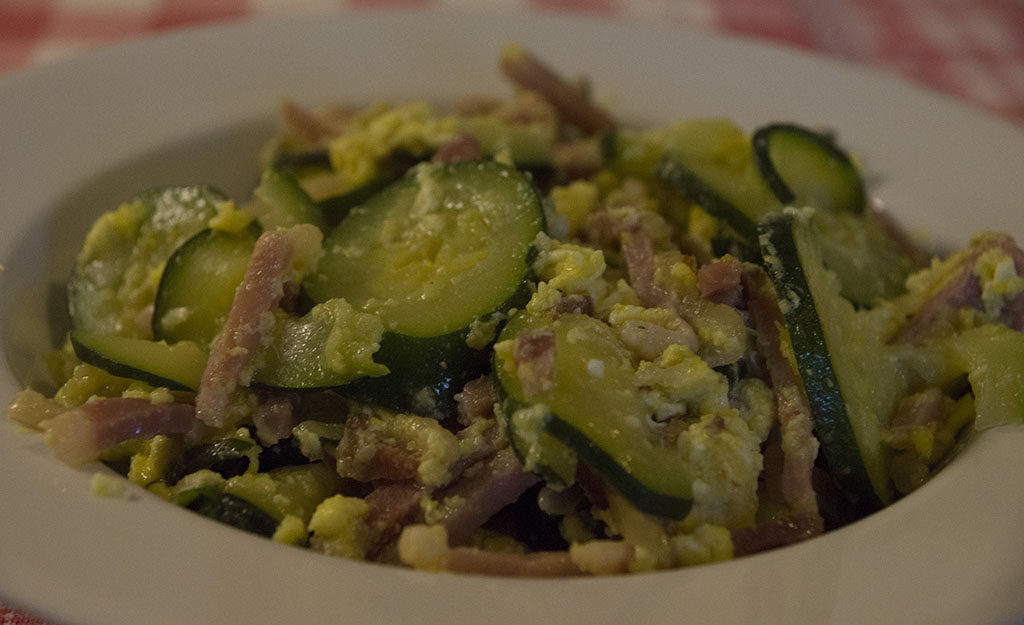 Zucchine trifolate con speck e uova