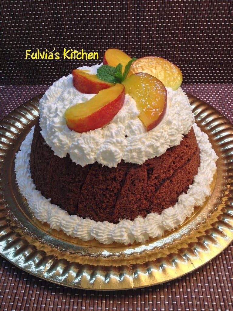 Zuccotto al cioccolato con mousse di pesche e mousse di cioccolato