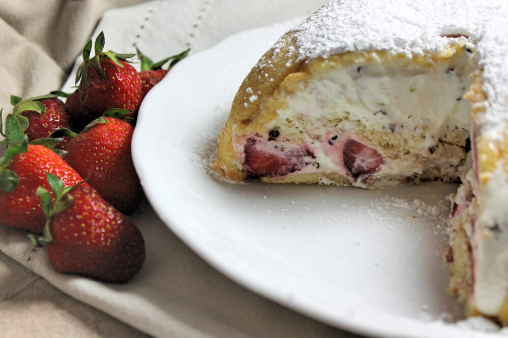 Zuccotto fragole e cioccolato