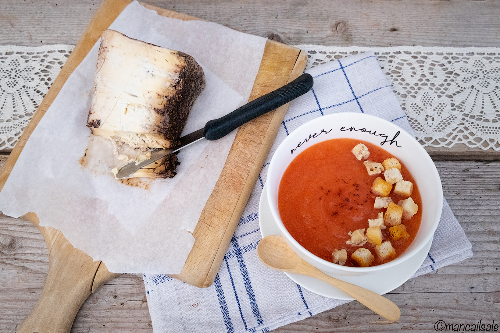Zuppa al pomodoro, blubeer e crostini di pane