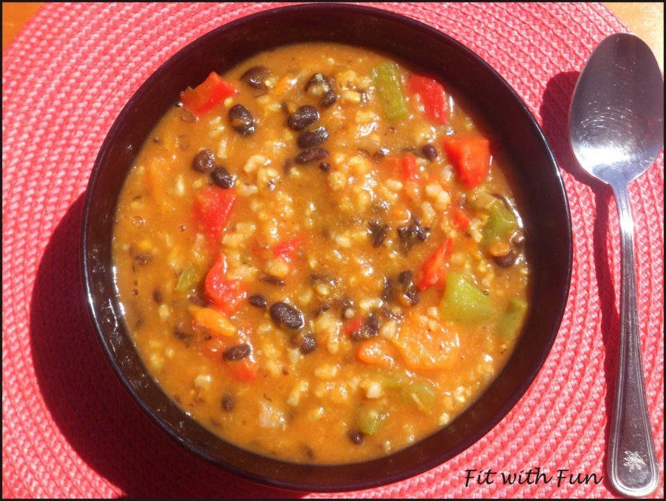 Zuppa chili alla zucca con fagioli neri e verdure