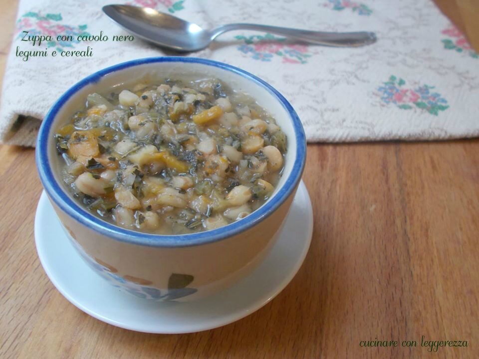 Zuppa con cavolo nero, legumi e cereali