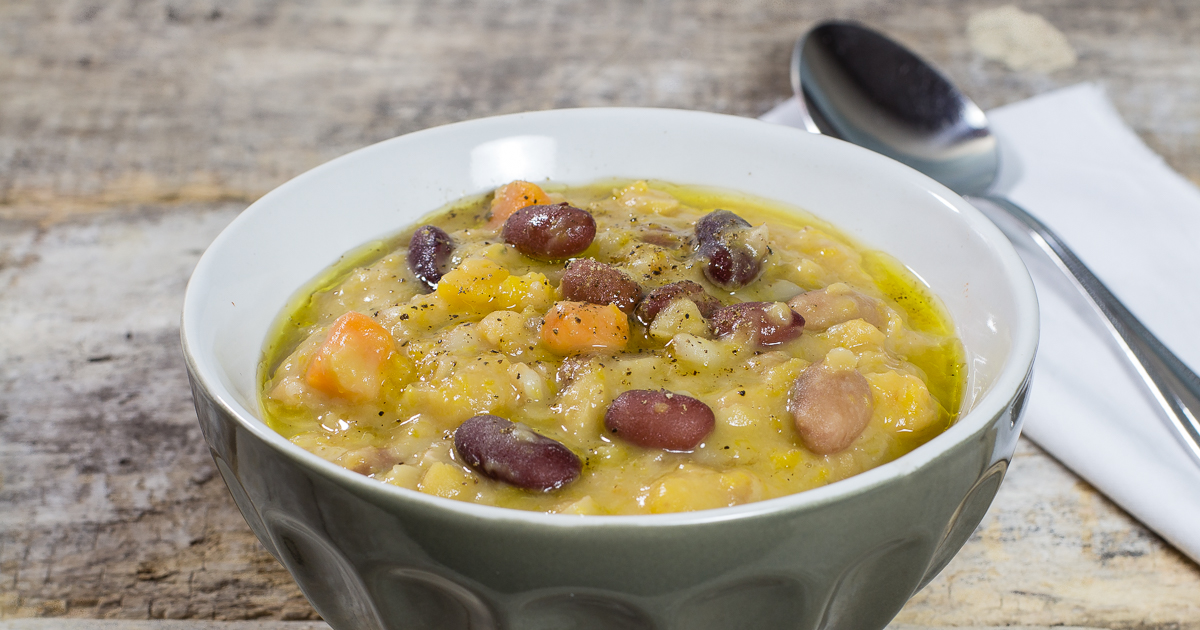 Zuppa con legumi, farro e zucca