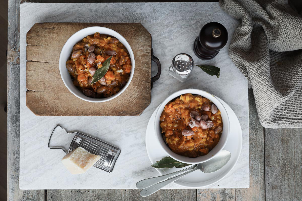 Zuppa cremosa con fagioli borlotti e orzo, al profumo di cumino nero