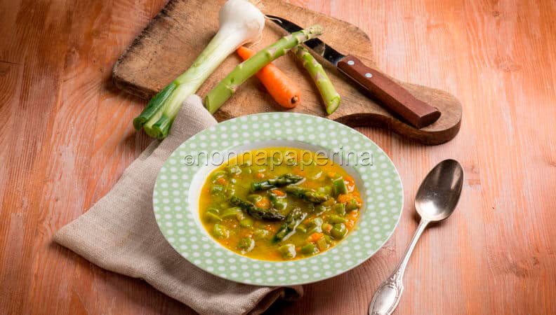 Zuppa di asparagi e carote: un primo classico e salutare