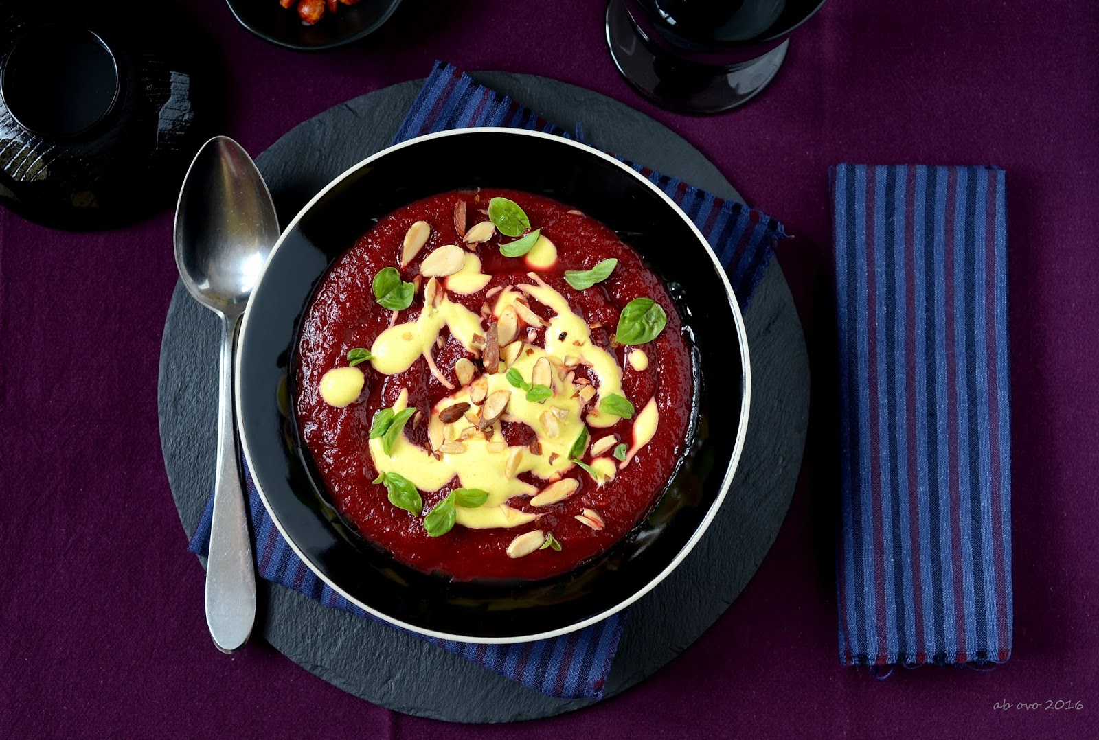Zuppa di barbabietola all’arancia con yogurt e zafferano
