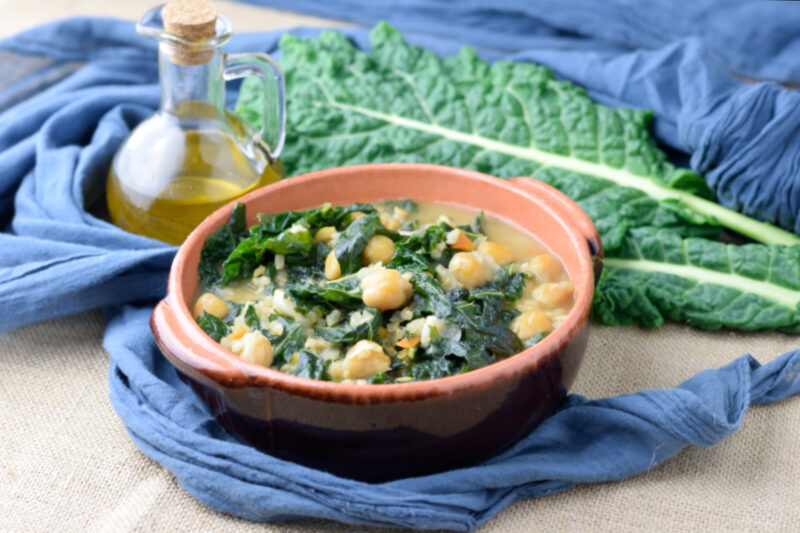 Zuppa di cavolo nero, ceci e riso integrale