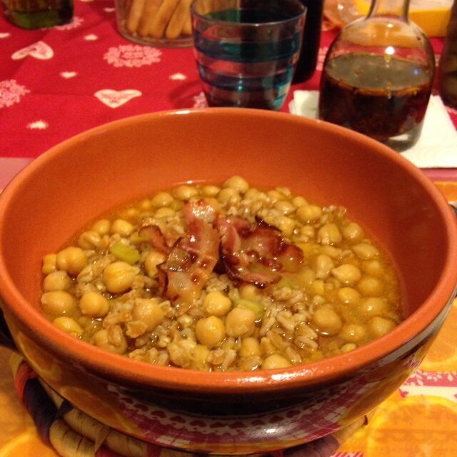 Zuppa di ceci e farro con pancetta croccante