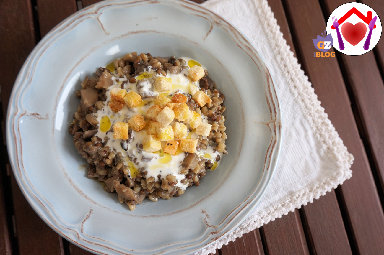 Zuppa di cereali e funghi con crema al formaggio