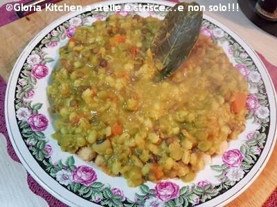 Zuppa di cereali e legumi con aromi di gloria kitchenusa