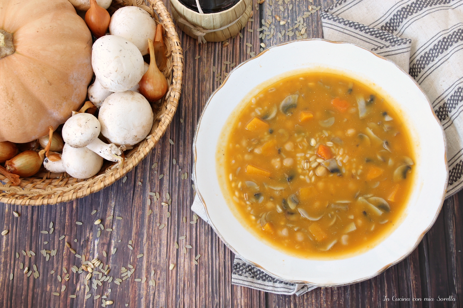 Zuppa di cereali e zucca con ceci e funghi