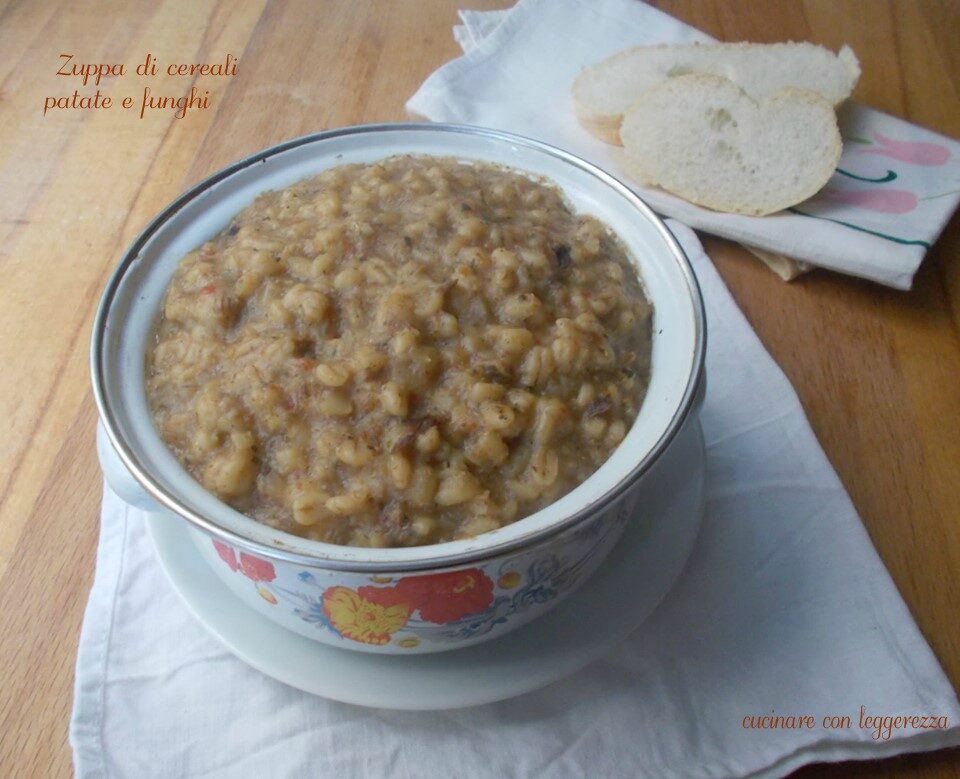 Zuppa di cereali patate e funghi