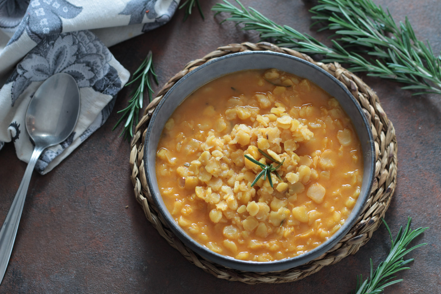 Zuppa di cicerchia al rosmarino
