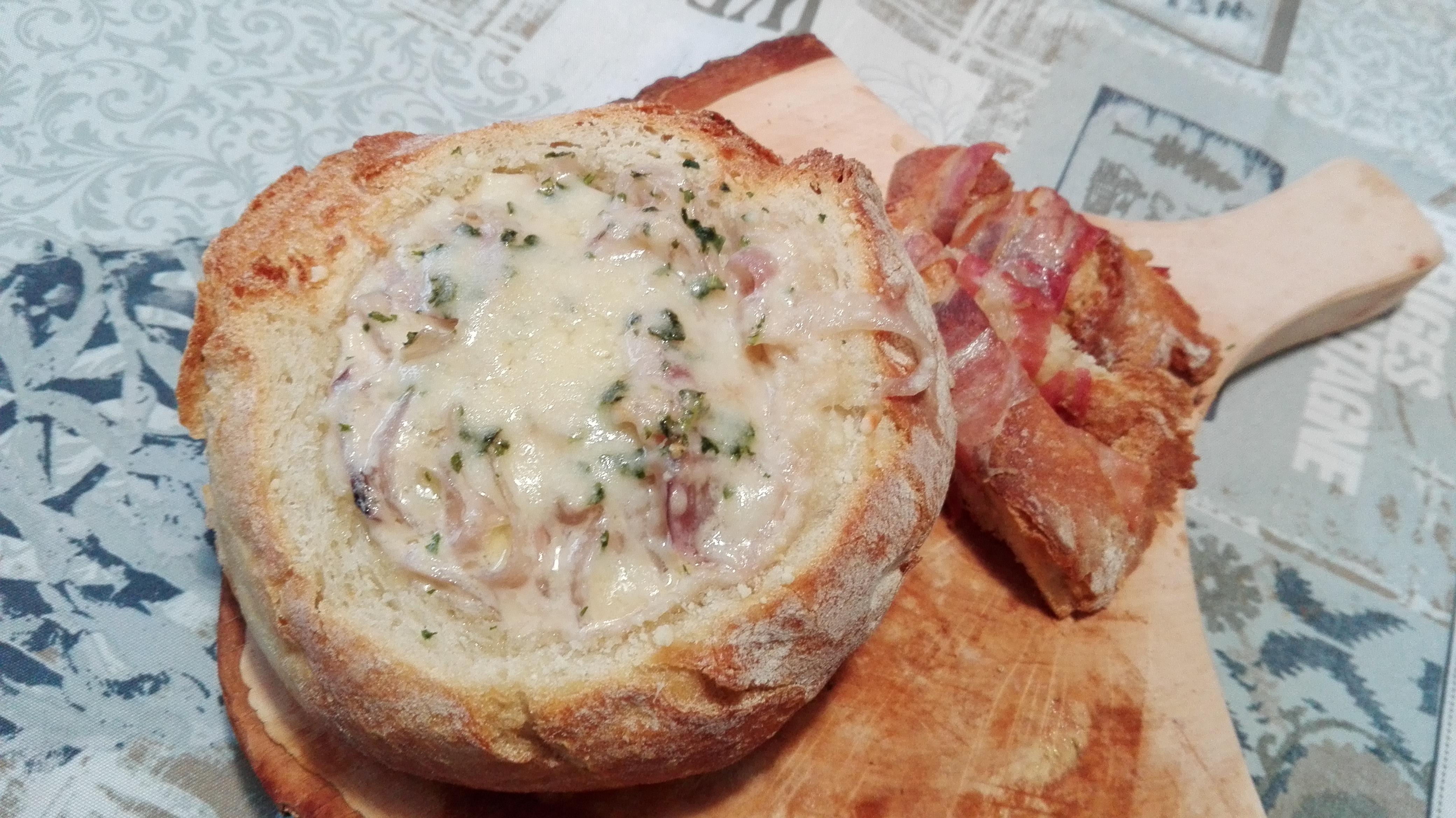 Zuppa di cipolle con crostini di pane al bacon
