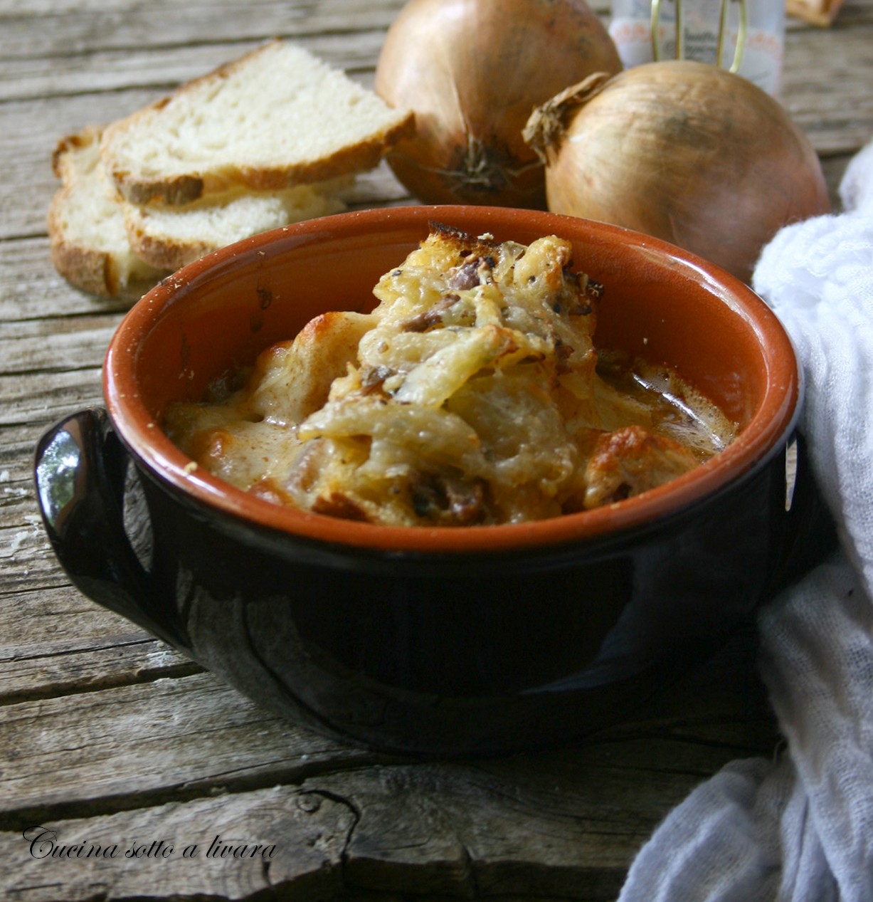ZUPPA DI CIPOLLE E PROVOLA