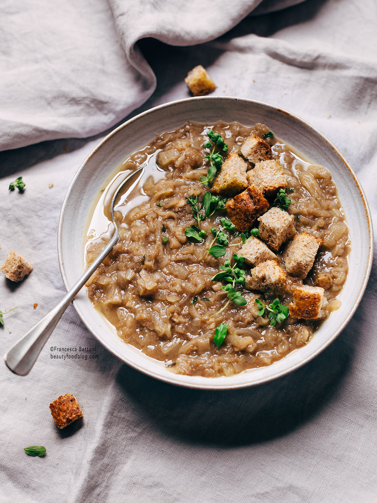 Zuppa di cipolle  facile – ricetta vegan  senza glutine