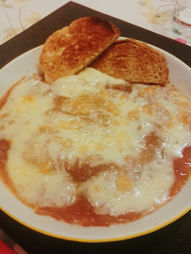 Zuppa di cipolle rosse gratinata di treschietto con pecorino toscano