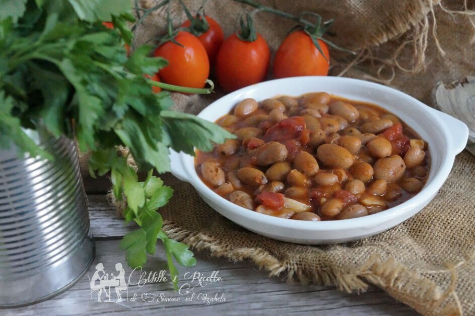 Zuppa di fagioli borlotti semplice densa e cremosa con pomodoro