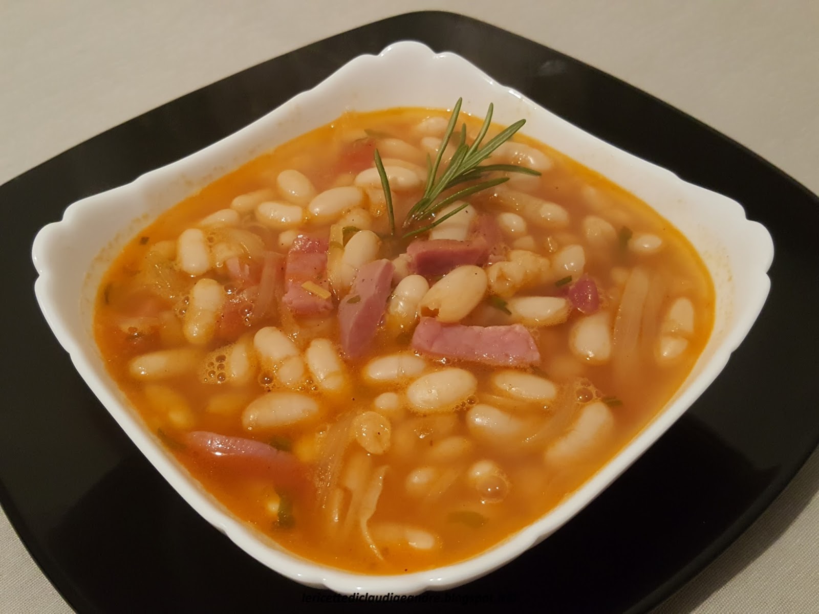 Zuppa di fagioli cannellini e  speck