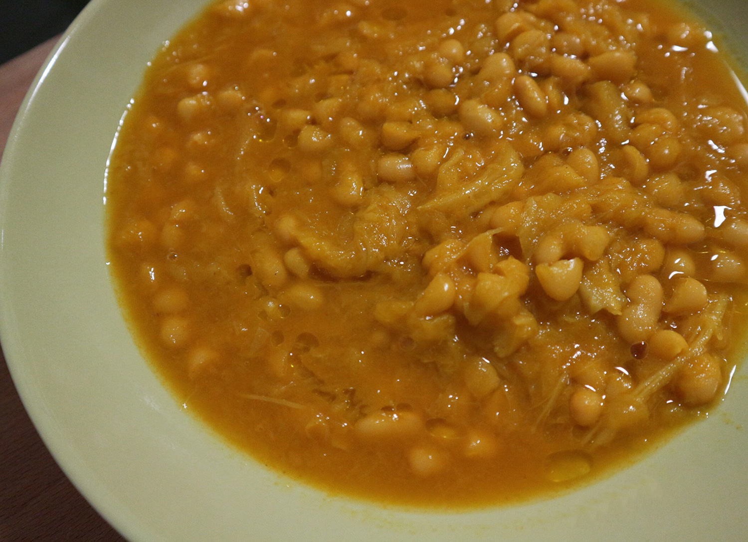 Zuppa di fagioli cannellini e verza alla curcuma