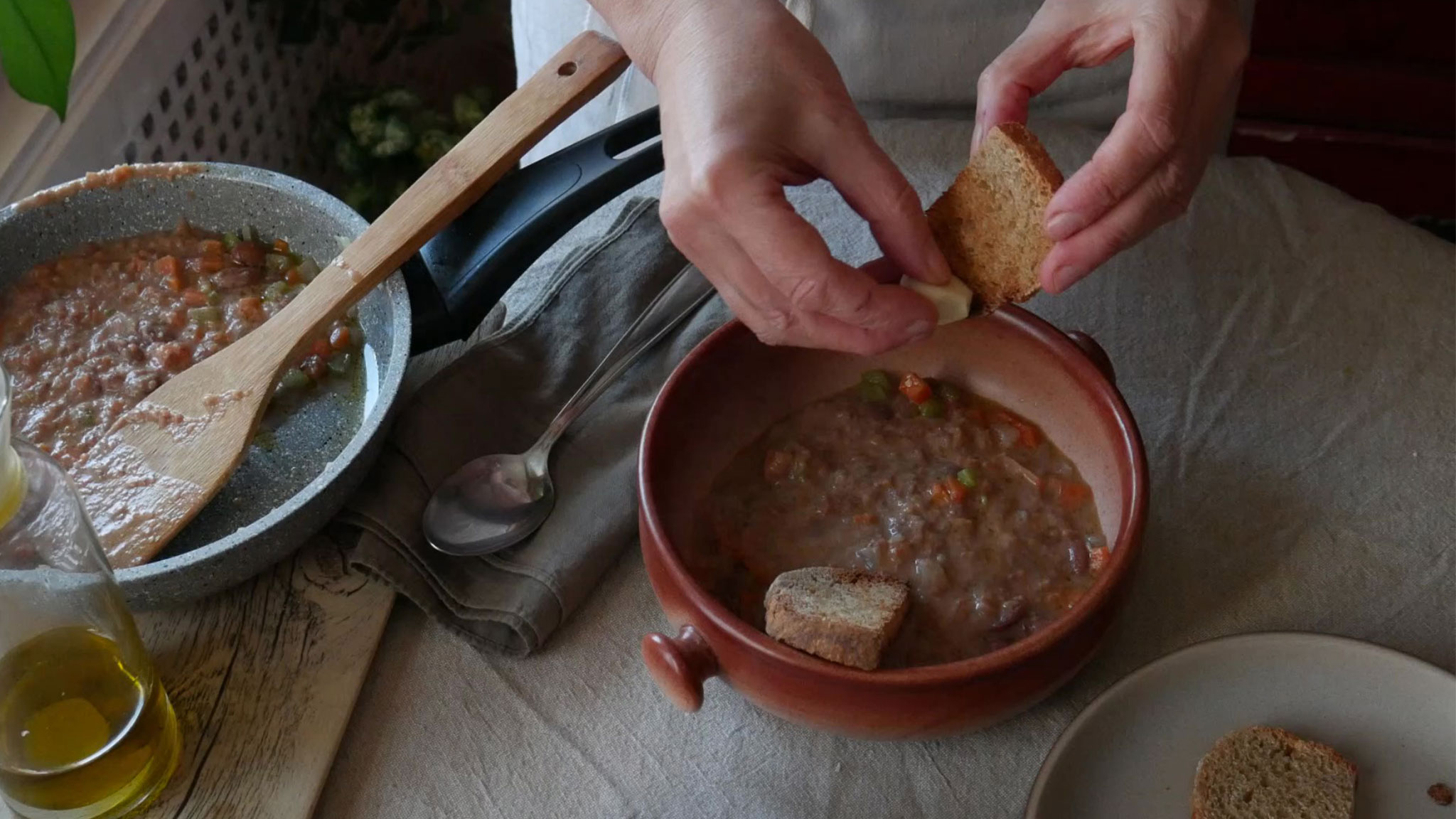 Zuppa di fagioli con fette di pane tostato all’aglio