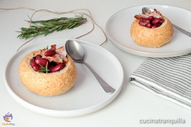 Zuppa di fagioli in pane
