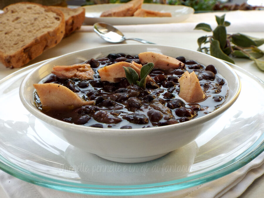 Zuppa di fagioli neri e sgombro