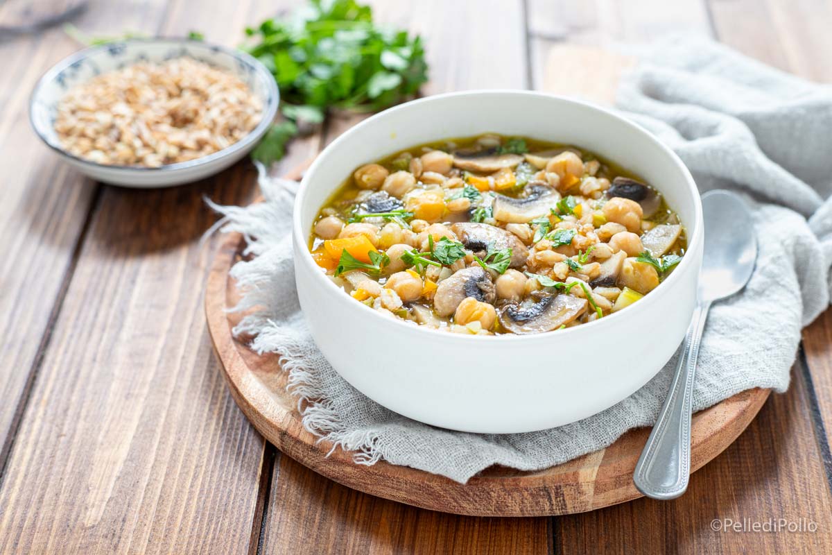 Zuppa di farro, ceci e funghi