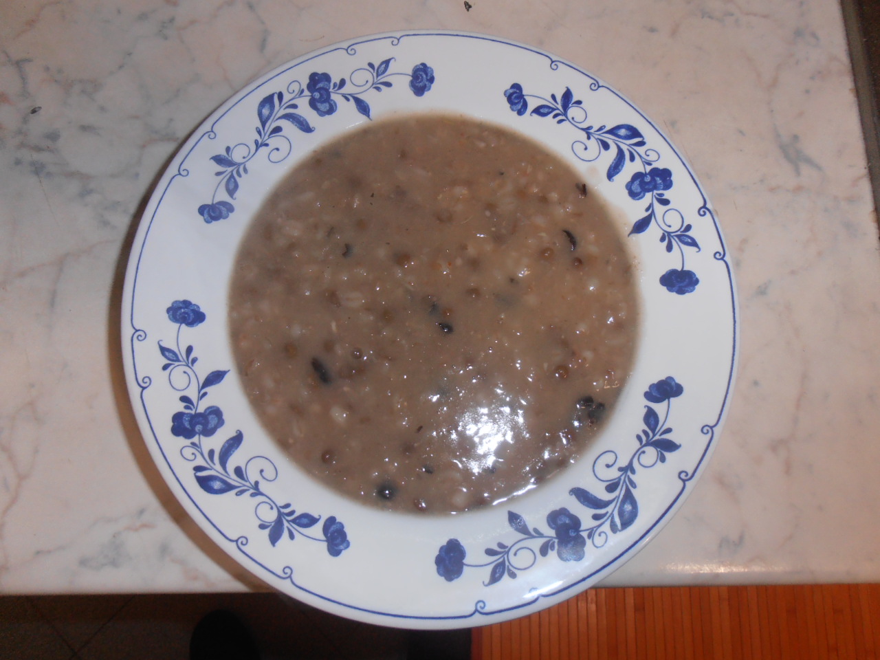 Zuppa di legumi e cereali al profumo di funghi