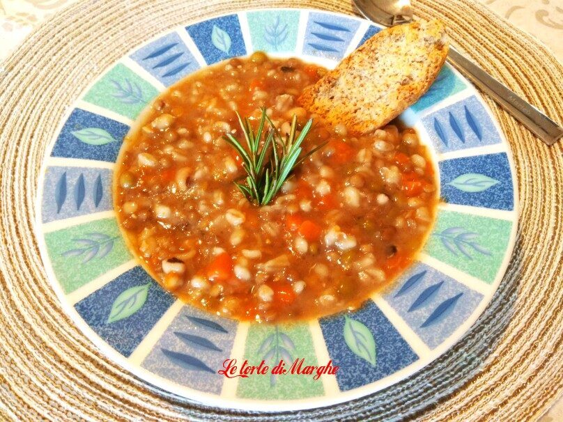 Zuppa di legumi e cereali con zucca