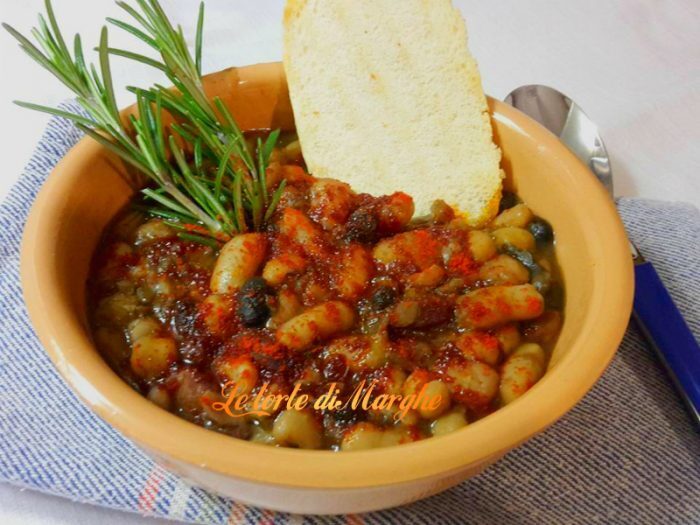 Zuppa di legumi misti con crostini