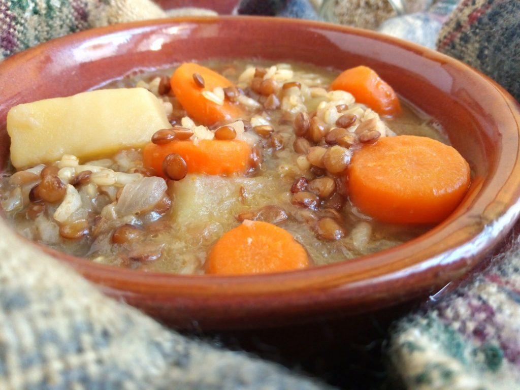 Zuppa di lenticchie e riso integrale al cumino