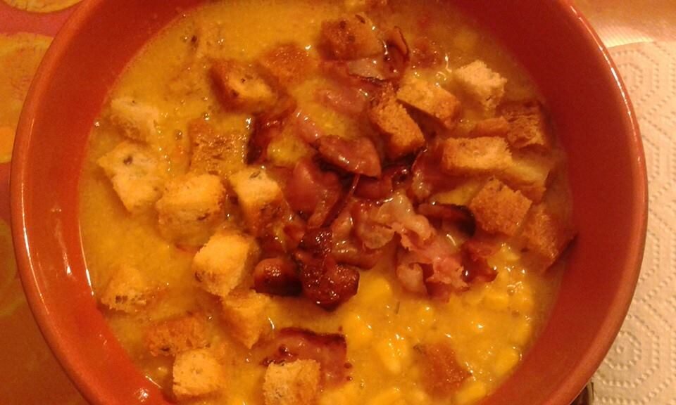 Zuppa di mais dolce con speck e crostini