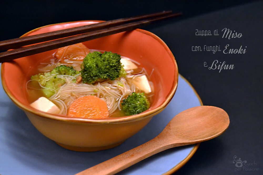 Zuppa di miso con funghi enoki e bifun