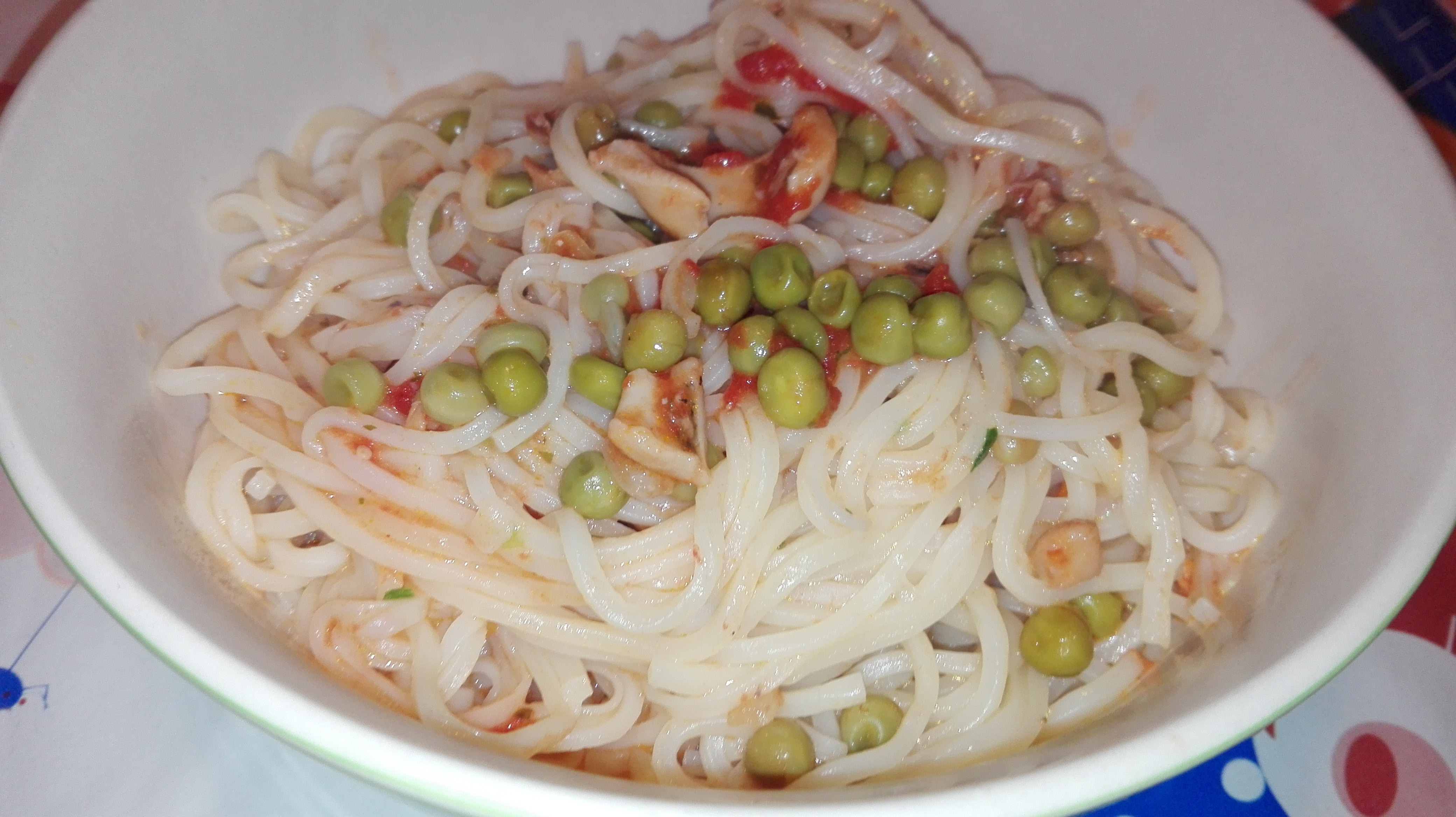 Zuppa di noodles con seppia e piselli