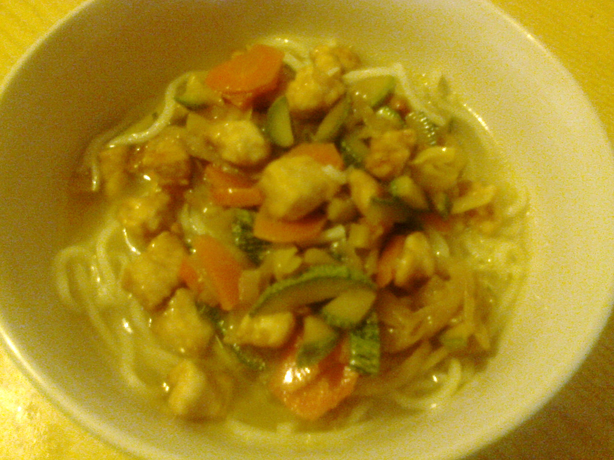 Zuppa di noodles, vedure e pollo