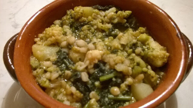 Zuppa di orzo con cavolo nero, patate e broccolo romanesco