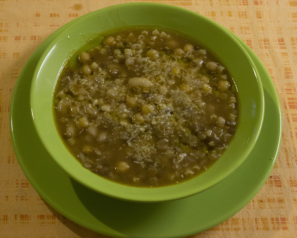 Zuppa di orzo e legumi