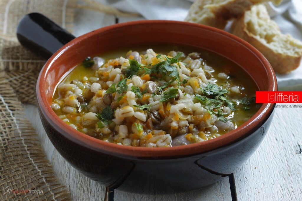 Zuppa di orzo e legumi, ricetta semplice