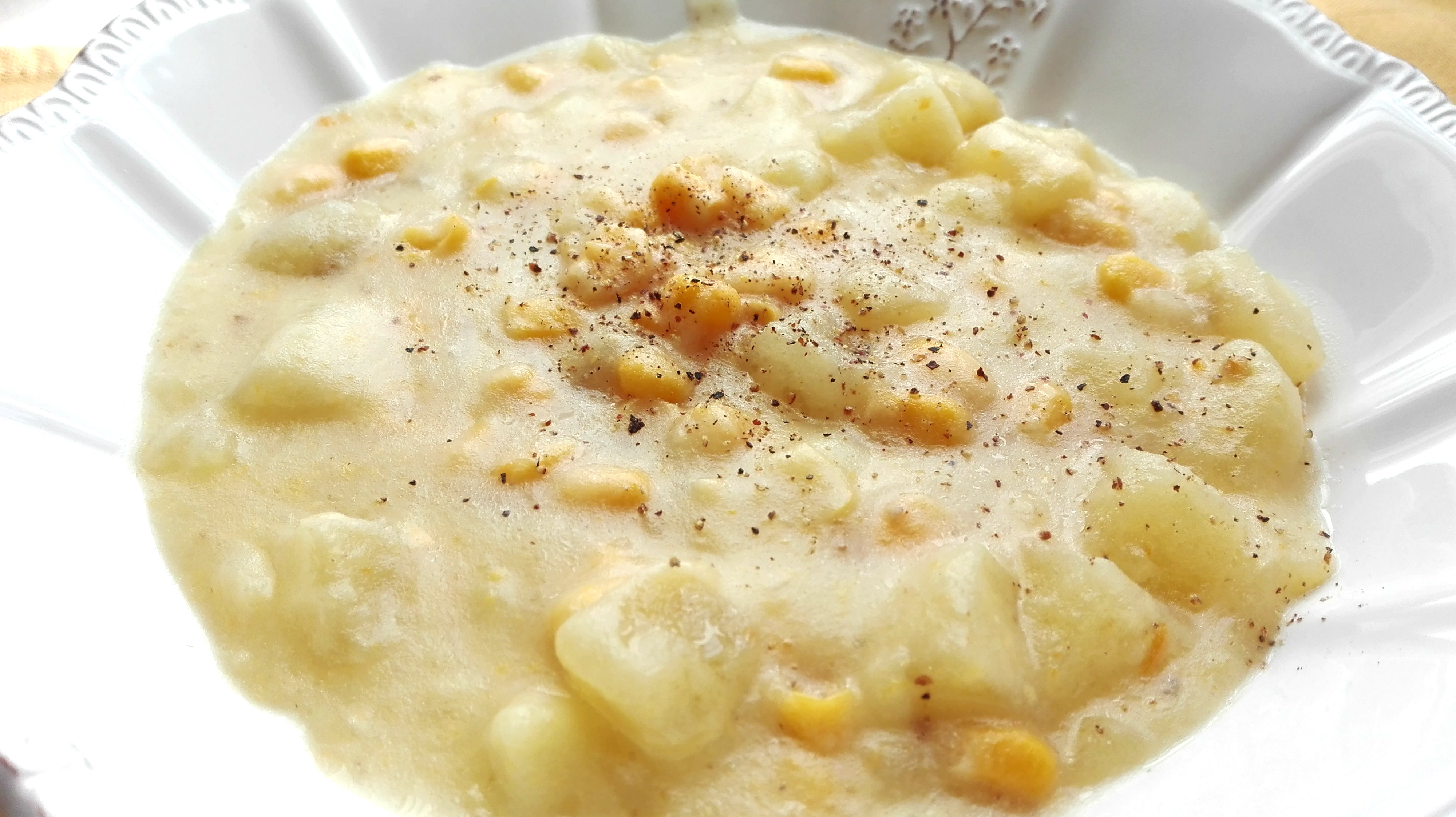 Zuppa di patate e mais