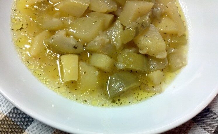 Zuppa di patate e zucca verde cipolla aroma salvia menta olio