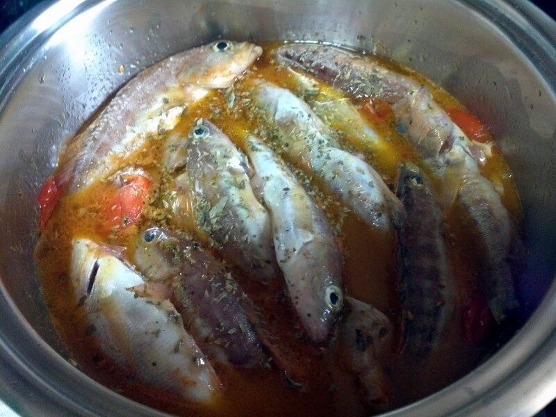 Zuppa di pesce con brodo di pesce cipolla aglio pomodori olio