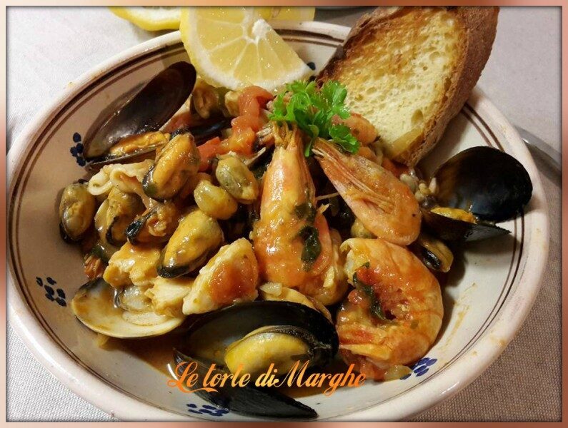 Zuppa di pesce misto alla spagnola