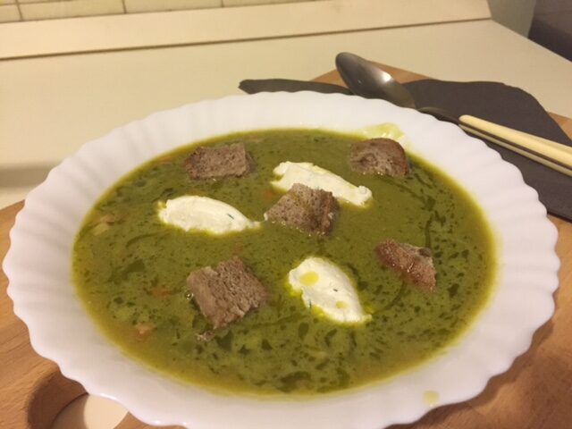 Zuppa di piselli con quenelle di ricotta