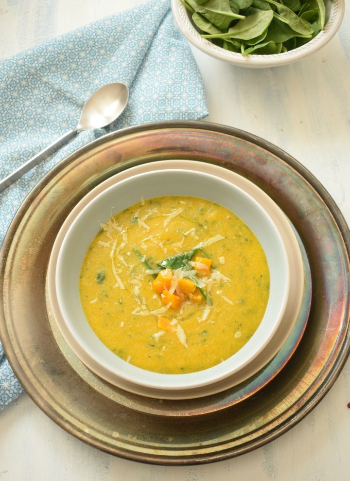 Zuppa di polenta, zucca e spinacini freschi