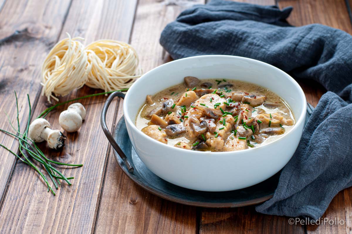 Zuppa di pollo cremosa con funghi e latte di cocco